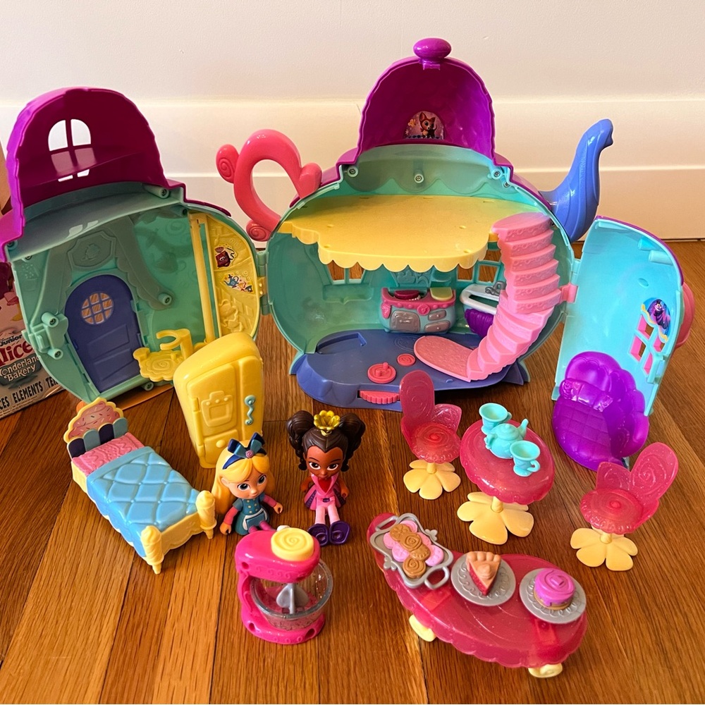 Disney Alice’s Wonderland Bakery Playset - Picture 2 of 4